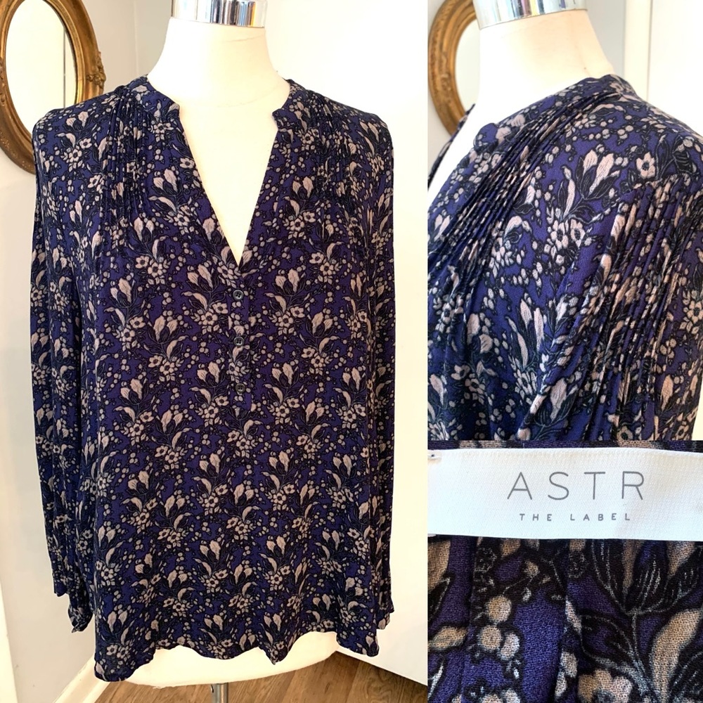 ASTR the Label Navy Blue Grey Floral Blouse Size L career casual V neck top